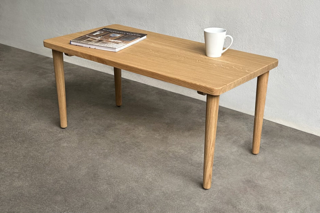 Surface 25 table top - solid oak with cup and book
