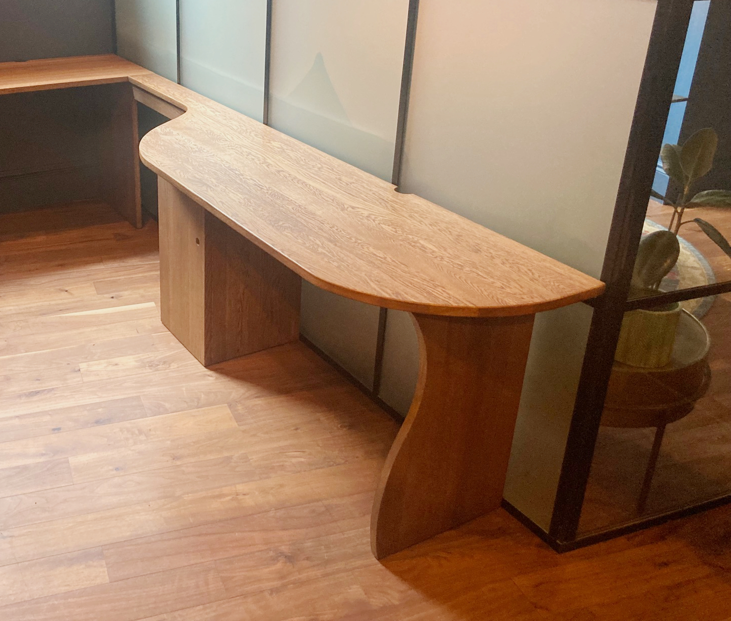 https://www.tablemaker.co.uk/custom-projects/office-desk-with-bespoke-curved-shape