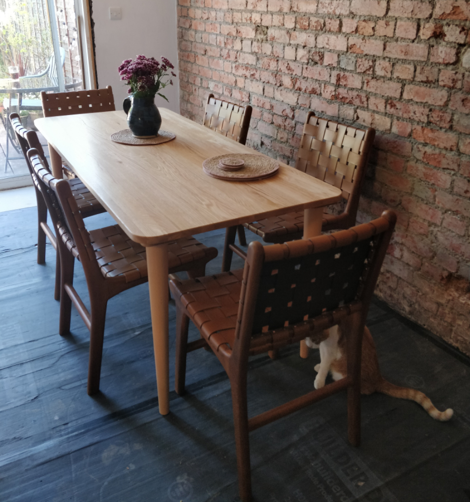 Round legs dining table by Tablemaker